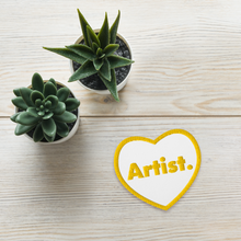 Charger l'image dans la galerie, Patch brodé coeur jaune imaginé par Nancy Gabel artiste peintre Bordeaux